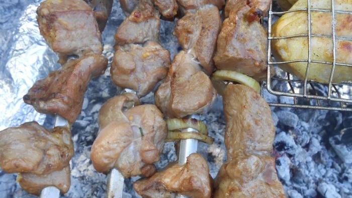 Shish kebab almára és hagymára pácolt