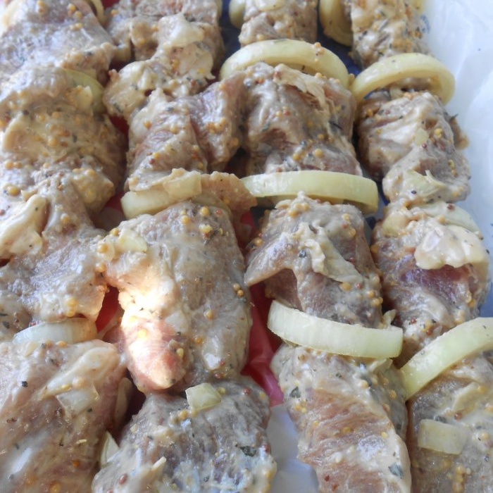 Shish kebab diperap pada epal dan bawang