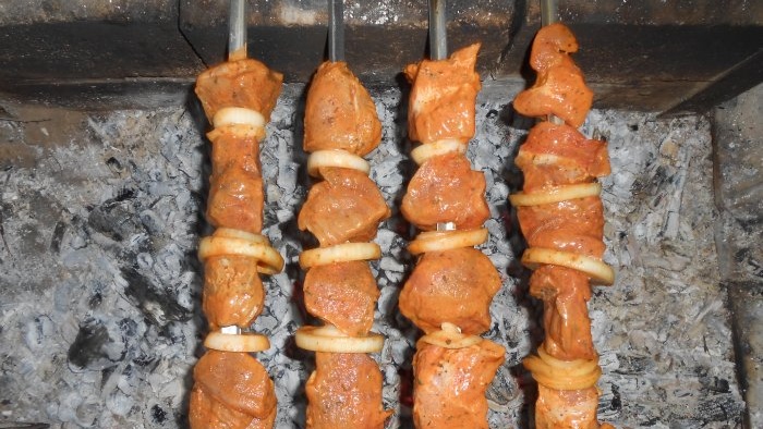 Shish kebab marinat pe mar si ceapa
