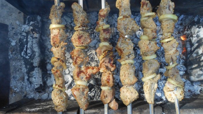 Shish kebab marinat pe mar si ceapa