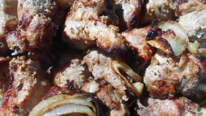 Shish kebab marinat amb poma i ceba