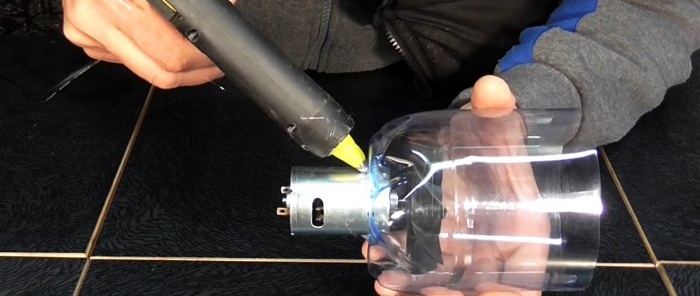 Како направити моћан усисивач од 12В од пластичних боца