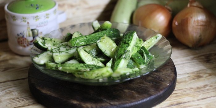 Snel knapperige lichtgezouten komkommers in een zakje voor 2 uur en klaar