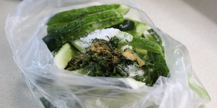 Cogombres cruixents lleugerament salats ràpids en una bossa durant 2 hores i ja està