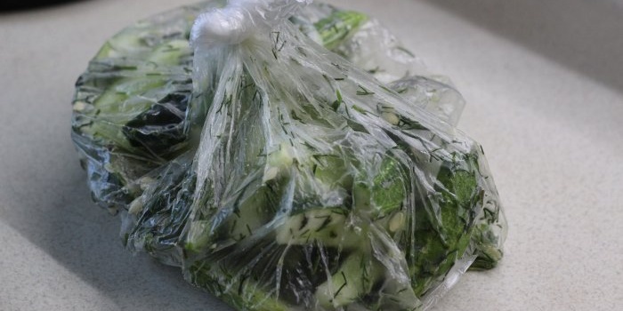 Pepinos crujientes y ligeramente salados en una bolsa durante 2 horas y listo