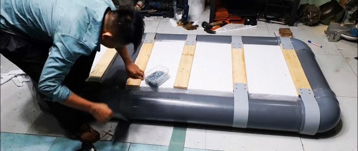 Hur man gör en lätt båt av PVC-rör på en kväll
