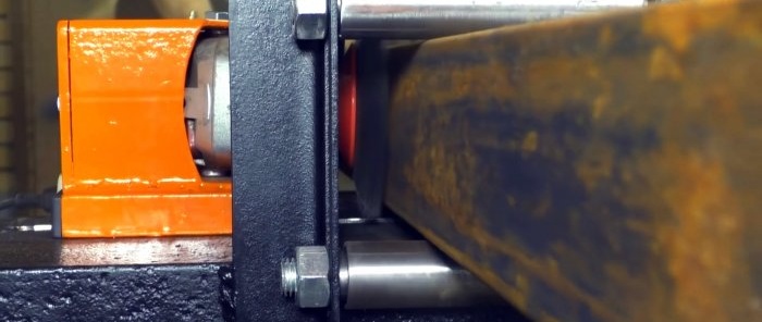 Denne kvernmaskinen renser rustne rør på kort tid