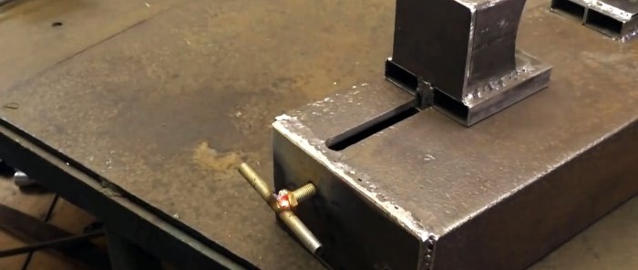 Denne kvernmaskinen renser rustne rør på kort tid