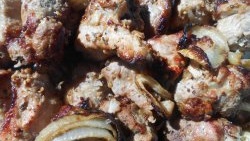 Shish kebab marinat sobre ceba: suavitat i sucosa assegurades