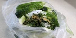 Cogombres ràpids cruixents lleugerament salats en una bossa. 2 hores i fet