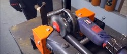 This grinder machine cleans rusty pipes in no time