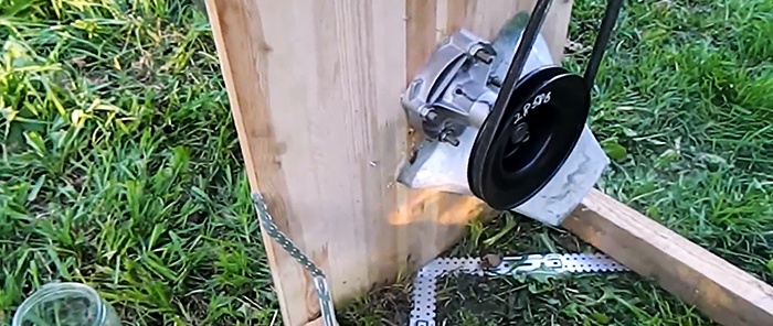 How to make a fruit crusher driven by an angle grinder