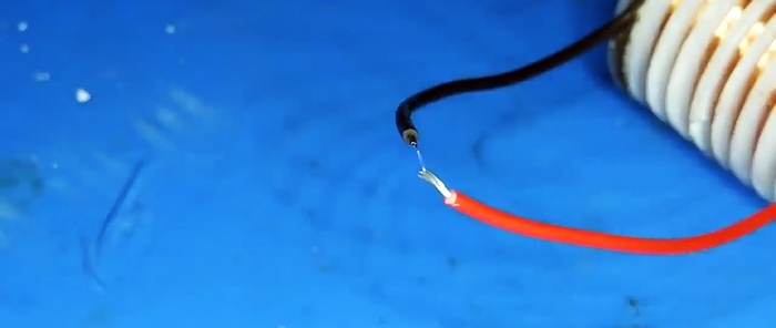 Jak sestavit jednoduchý měnič vysokého napětí 40 kV pomocí jednoho tranzistoru