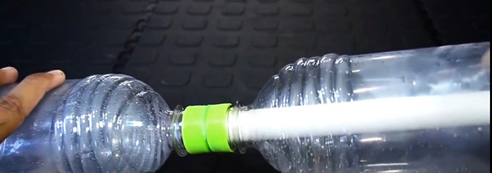 Sådan bruger du flasker til at rense grumset vand, indtil det er krystalklart