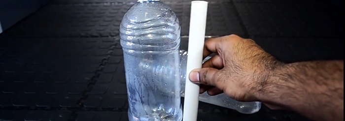 Cómo usar botellas para purificar agua turbia hasta dejarla cristalina