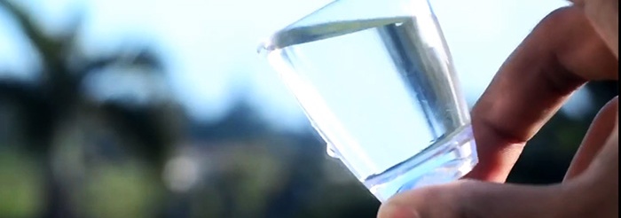 Cómo usar botellas para purificar agua turbia hasta dejarla cristalina