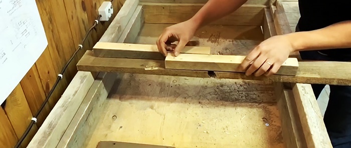 Come realizzare una porta per uno stabilimento balneare dal design interessante con vecchie tavole