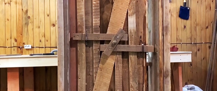 Hoe je een deur naar een badhuis maakt met een interessant ontwerp van oude planken