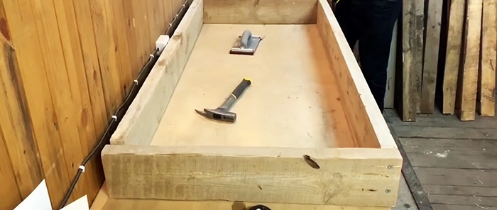Wie man aus alten Brettern eine Tür zu einem Badehaus mit interessantem Design herstellt