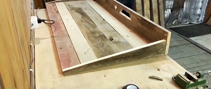 Come realizzare una porta per uno stabilimento balneare dal design interessante con vecchie tavole