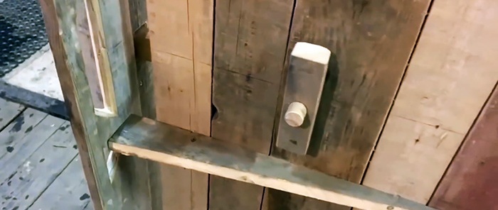Hur man gör en dörr till ett badhus av en intressant design från gamla brädor