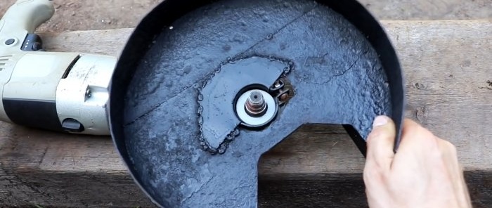 Accesoriu de gaurit realizat dintr-o polizor veche pentru taierea lemnului