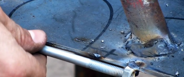 Eski bir bisiklet ve açılı taşlama makinesinden çapraz kesme makinesi nasıl yapılır