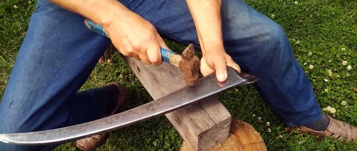 Hvordan kutte en flette riktig slik at den klipper seg selv
