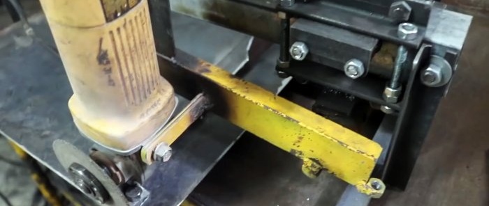 Gehrungssäge zum Selbermachen basierend auf einer Schleifmaschine mit Räumnadel