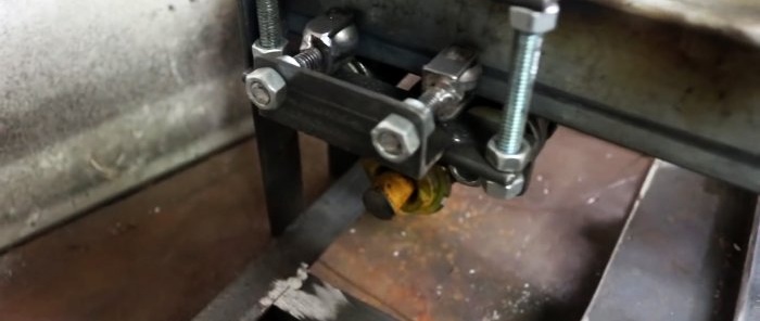 Do-it-yourself miter saw based on a grinder with a broach