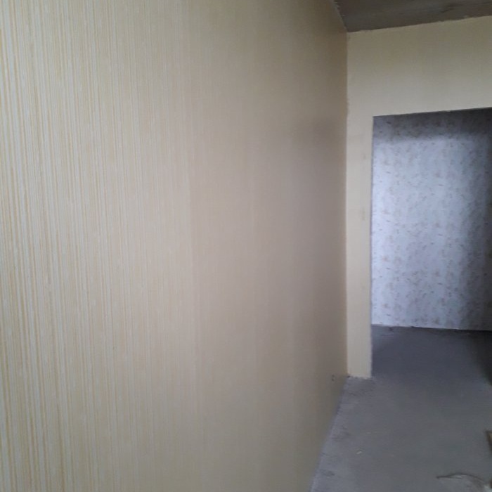 Como pendurei papel de parede sozinho em um apartamento de três quartos