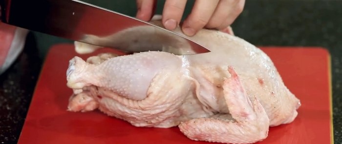 Un chef montre comment le poulet est découpé dans les meilleurs restaurants