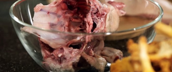 Een chef-kok laat zien hoe kip wordt gesneden in de beste restaurants