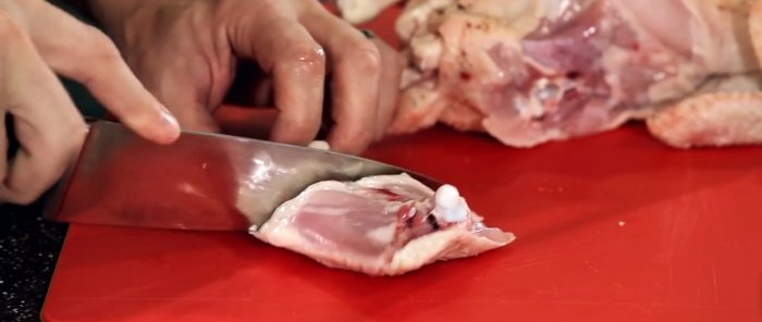 Un chef montre comment le poulet est découpé dans les meilleurs restaurants