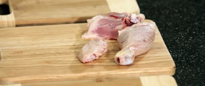 Um chef mostra como o frango é cortado nos melhores restaurantes