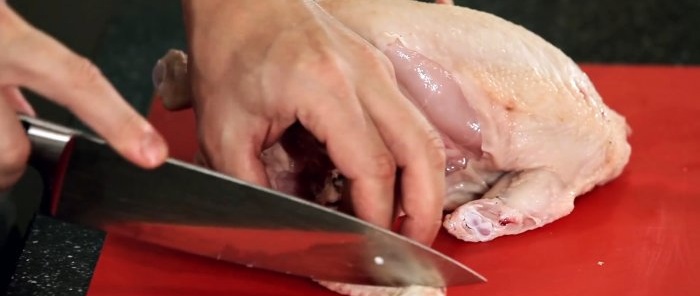 En kok viser, hvordan kylling skæres i de bedste restauranter