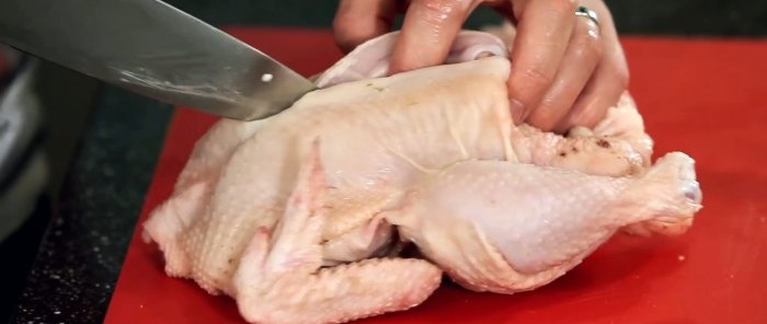 Un chef muestra cómo se corta el pollo en los mejores restaurantes