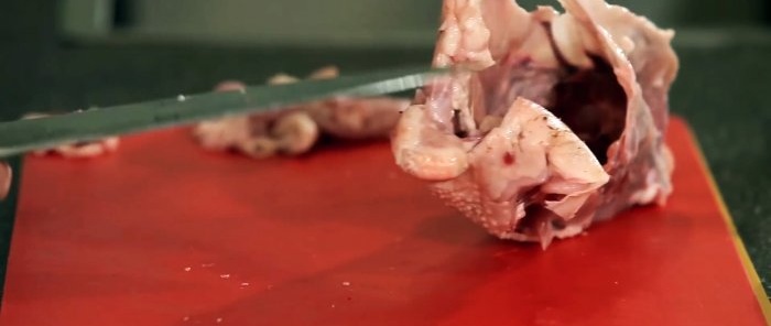 En kokk viser hvordan kylling skjæres i de beste restaurantene