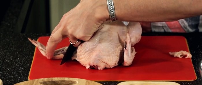 En kok viser, hvordan kylling skæres i de bedste restauranter