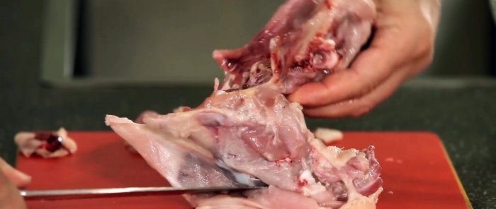 Un chef montre comment le poulet est découpé dans les meilleurs restaurants