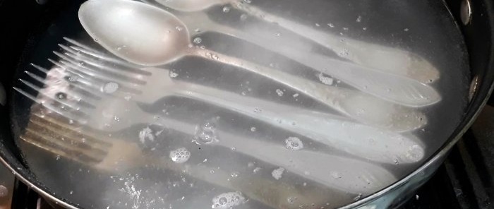 Dopo questa pulizia domestica, i tuoi cucchiai e le tue forchette brilleranno come nuovi.