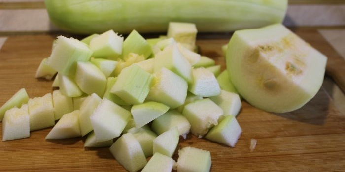 Simpleng recipe ng pag-aatsara ng zucchini