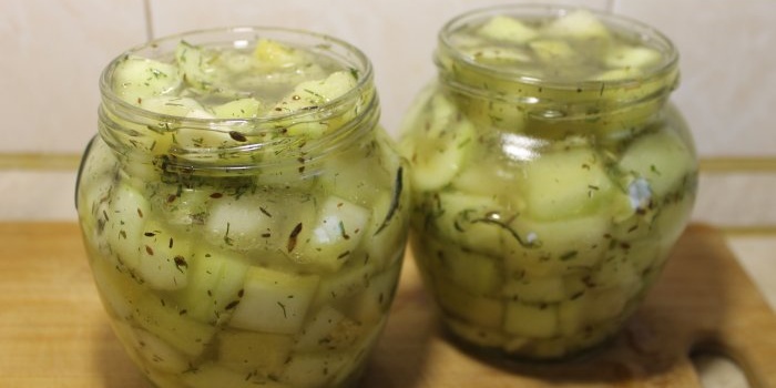 Einfaches Rezept zum Einlegen von Zucchini