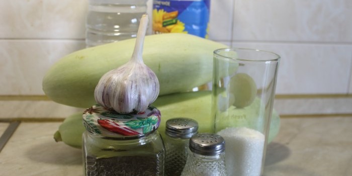 Enkelt recept för inläggning av zucchini