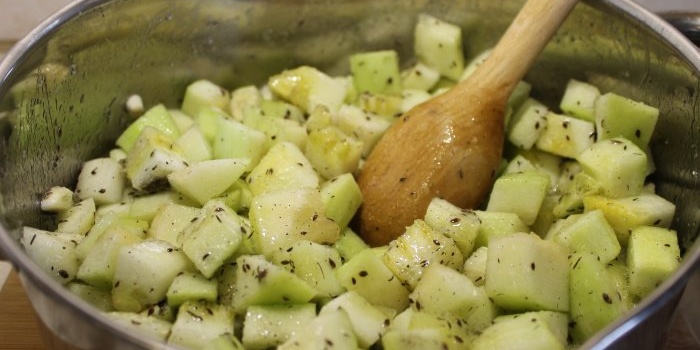 Enkelt recept för inläggning av zucchini