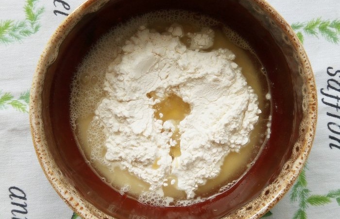 Cozinhar pães achatados com suluguni no forno em casa