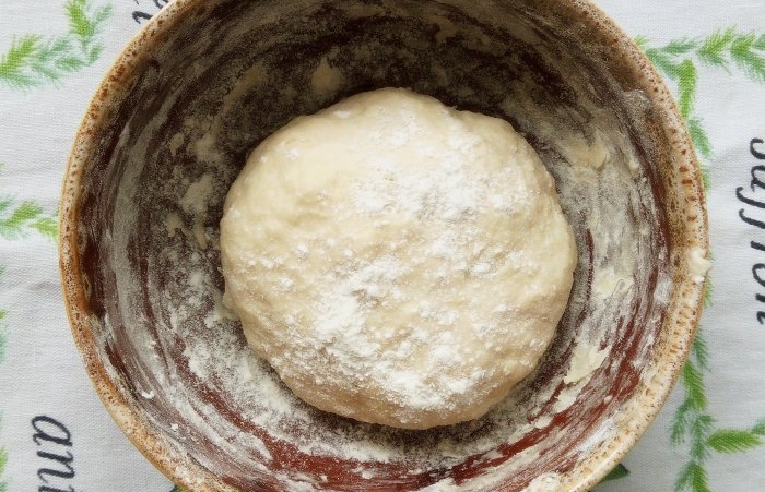 ทำขนมปังแผ่นด้วย suluguni ในเตาอบที่บ้าน
