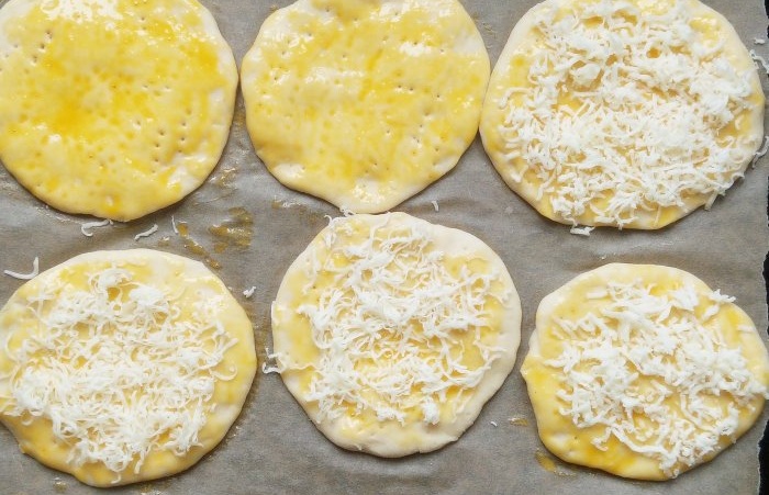 Fladenbrote mit Suluguni zu Hause im Ofen backen