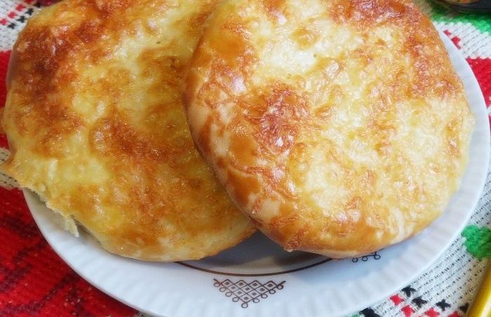ทำขนมปังแผ่นด้วย suluguni ในเตาอบที่บ้าน