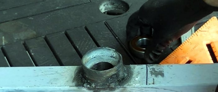 Hoe maak je een betonmixer met een vouwmechanisme uit een vat